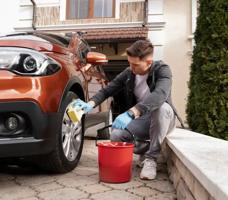 Lavage auto à domicile Montreuil-aux-Lions : professionnel intervenant sur un véhicule